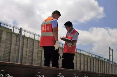 段舉辦第二屆職工職業(yè)技能競(jìng)賽（鐵路線路工）決賽暨技術(shù)交流活動(dòng)